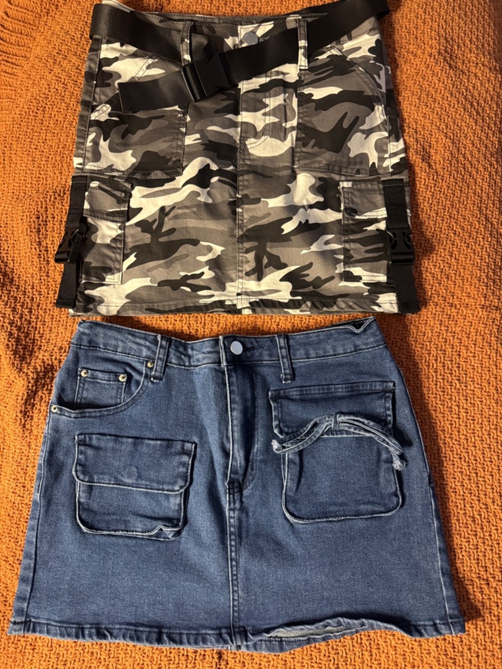 🖤👽Camo skirt will belt and blue jean skirt both stretchy skirt bundle